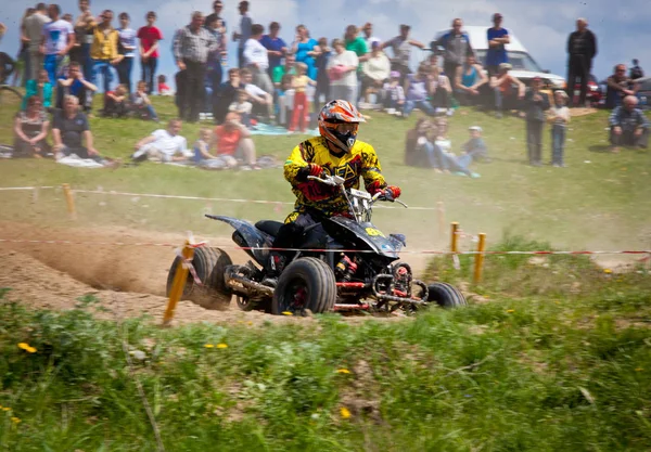 Pistte dört bisiklet yarışı