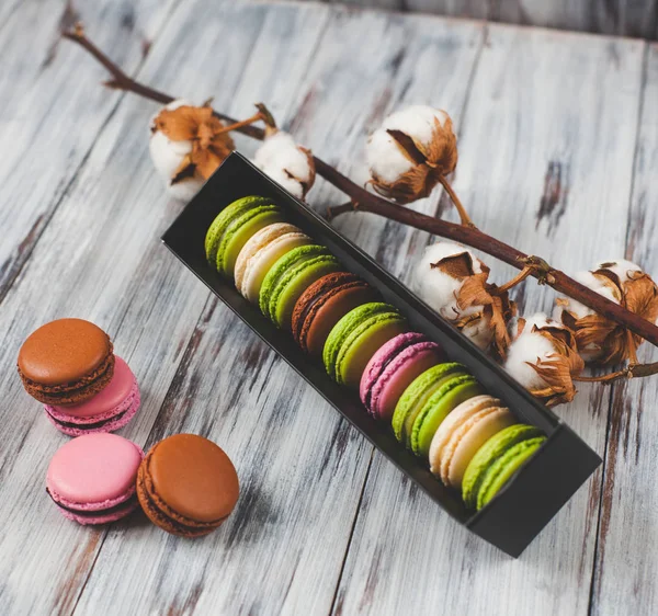 Kutularda lezzetli renkli Makaron