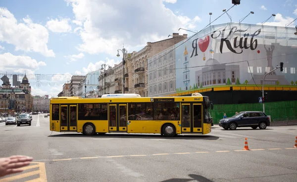 Kiev sokak Khreshchatyk otobüs