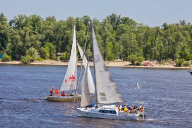 Şehirde dalgalar arasında rüzgarda yelken 