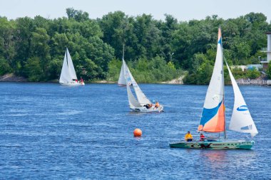 Şehirde dalgalar arasında rüzgarda yelken 