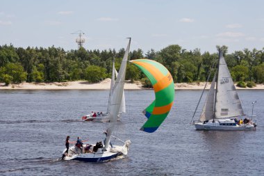 Dalgalar aracılığıyla Rüzgar yelken