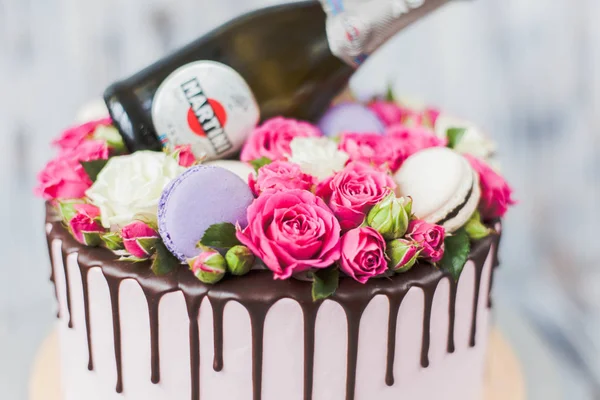 Doğum günü hediyesi olarak bir pasta