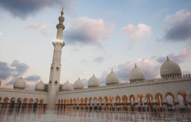 Şeyh Zayed, Abu Dabi 'deki Büyük Cami.