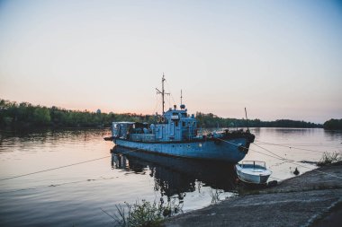 Akşamları deniz kenarında eski bir balıkçı teknesi Kyiv, Ukrayna