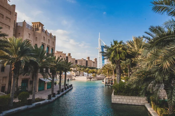 Dubai, Birleşik Arap Emirlikleri, Burj al Arab ve Madinat Jumeirah tatil beldesi ve gün batımında Dubai'deki restoranlar