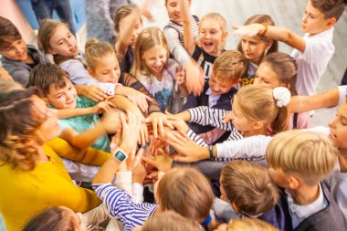 Müzede gezide çocuklar