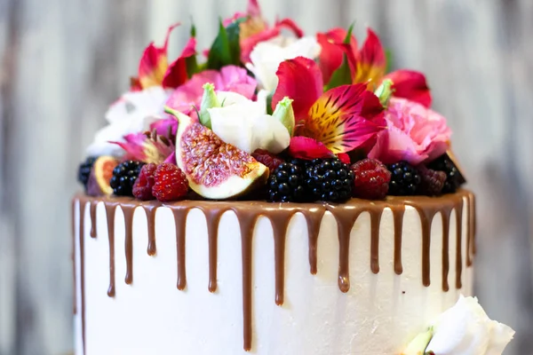 Cake Birthday Present Berry Flowers — Stock Photo, Image