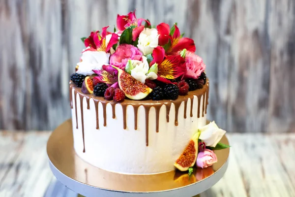 Böğürtlenli ve çiçekli doğum günü hediyesi olarak bir pasta