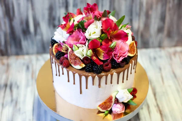 Ciasto Jako Prezent Urodzinowy Jagodami Kwiatami — Zdjęcie stockowe