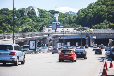 Güneşli bir günde yoğun şehir trafiğini gösteren yüksek çözünürlüklü görüntü, Kyiv, Ukrayna