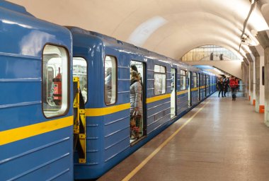 Metro istasyonunda sırt çantalı şık turistlerin arka manzarası