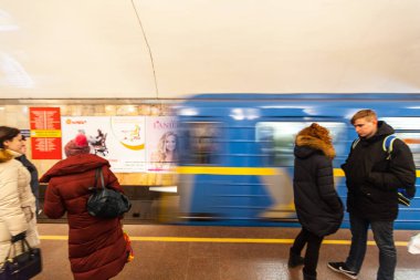 Metro istasyonunda sırt çantalı şık turistlerin arka manzarası