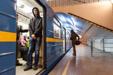 Metro istasyonunda sırt çantalı şık turistlerin arka manzarası