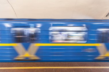 Metro istasyonunda sırt çantalı şık turistlerin arka manzarası