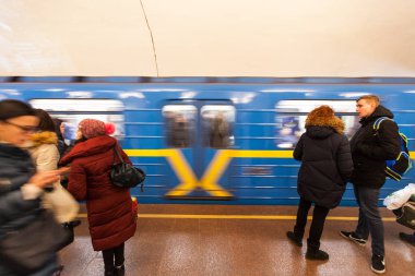 Metro istasyonunda sırt çantalı şık turistlerin arka manzarası