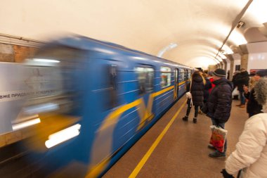 Metro istasyonunda sırt çantalı şık turistlerin arka manzarası