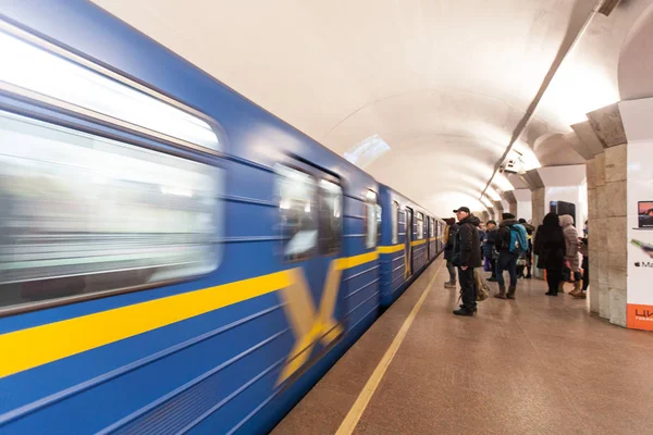 Metro istasyonunda sırt çantalı şık turistlerin arka manzarası