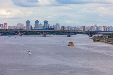 Yürüyen teknede Dinyeper, Kiev, Ukrayna