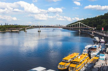 Yürüyen teknede Dinyeper, Kiev, Ukrayna