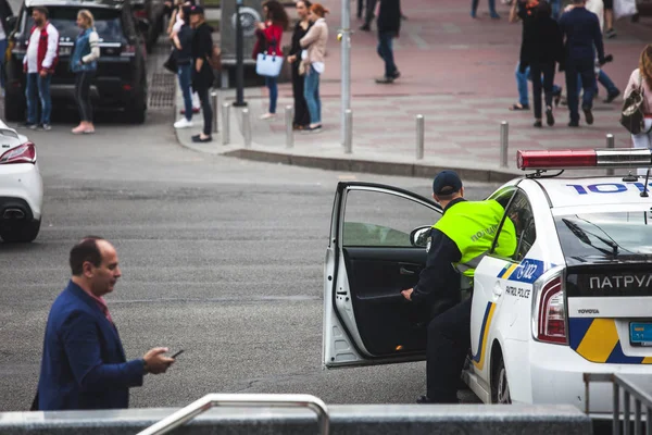 Ukrayna polisi iş başında, Ukrayna 'da kanun ve düzeni sağlayın