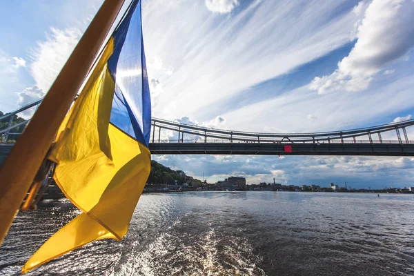 Die Ukrainische Flagge Weht Über Dem Dnjepr Kiew Ukraine — Stockfoto