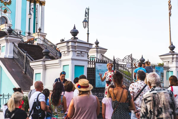 Turnedeki grup eski kiliseyi dinler.