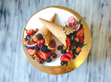 Doğum günü hediyesi olarak Berry kek