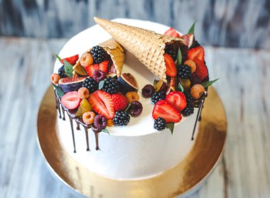 Doğum günü hediyesi olarak Berry kek