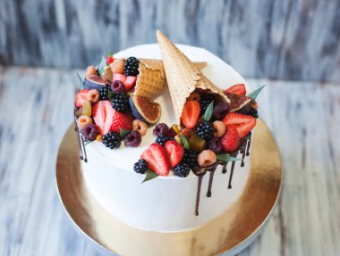 Doğum günü hediyesi olarak Berry kek