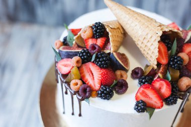 Doğum günü hediyesi olarak bir pasta