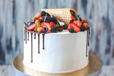 Doğum günü hediyesi olarak bir pasta