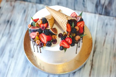 Doğum günü hediyesi olarak Berry kek