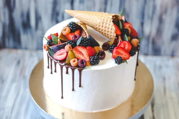 Doğum günü hediyesi olarak bir pasta