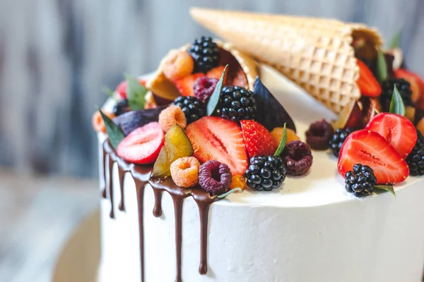 Doğum günü hediyesi olarak bir pasta