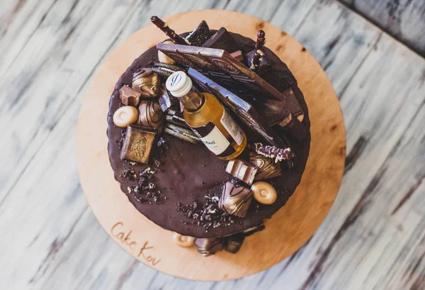 Tatlı adam pasta ile alkol için bir tatil