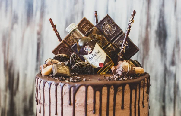 Tatlı adam pasta ile alkol için bir tatil