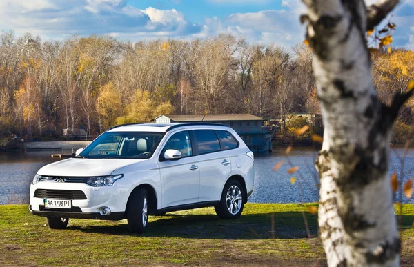 Mitsubishi Outlander off-road sürücüsü 