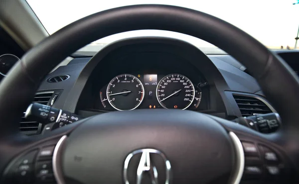 Acura araba tabelası ve logosu