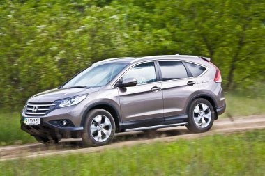 Honda CR-V toz içinde ormandan geçerek Kiev, Ukrayna 'ya gidiyor. 
