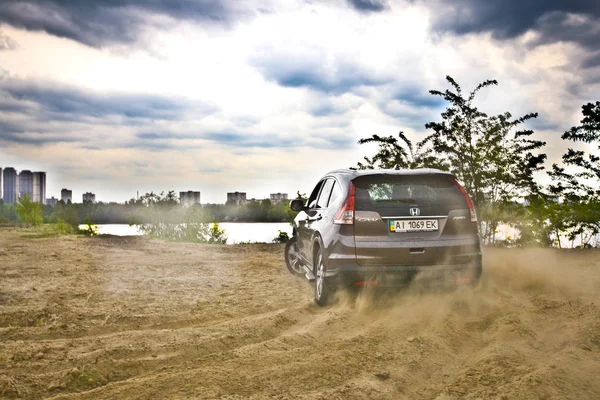 Honda CR-V toz içinde ormandan geçerek Kiev, Ukrayna 'ya gidiyor. 