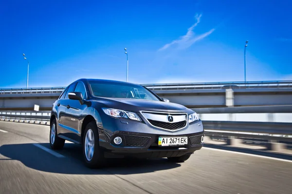 Acura arabası yolda yüksek hızda, Kyiv, Ukrayna