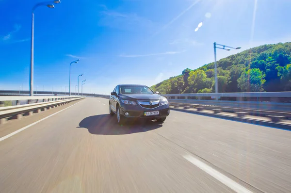 Acura arabası yolda yüksek hızda, Kyiv, Ukrayna
