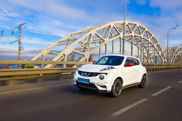 Nissan Juke Spor Beyaz Rengi Şehrin Köprüsü, Dnipro, Ukrayna