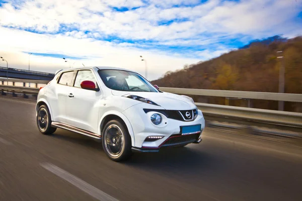 Nissan Juke Spor Beyaz Rengi Şehrin Köprüsü, Dnipro, Ukrayna