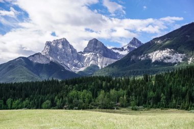 Üç kız kardeş dan ararken dağ bir görünümünü yolun Canmore Kanada sadece eteklerinde Banff Ulusal Parkı.