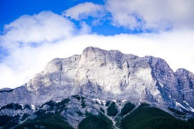 Üç kız kardeş dağ Canmore, Kanada