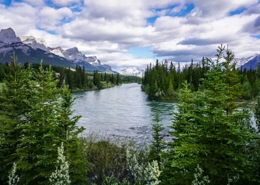 Dağ sırtı boyunca üç kız kardeş Pathwaytrail Canmore, Alberta, Kanada