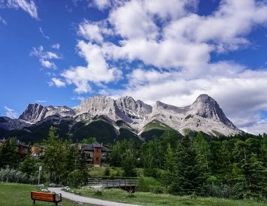 Dağ sırtı boyunca üç kız kardeş yol iz Canmore, Alberta, Kanada.