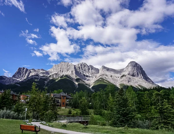 Mountain ridge along the Three Sisters Pathway Trail in Canmore, Alberta, Canada. — Stock Photo, Image